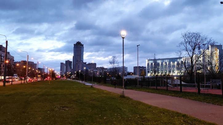 На проспекте Ветеранов к электросети подключили 119 новых светильников 