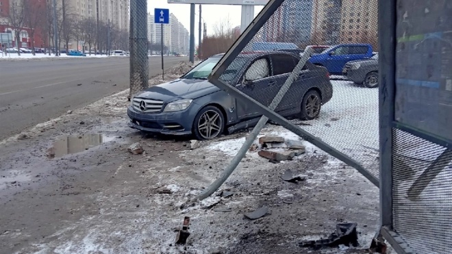 На Ленинском проспекте водитель снес остановку