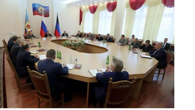 Медведев и Кириенко приехали на Донбасс: мнение экспертов
