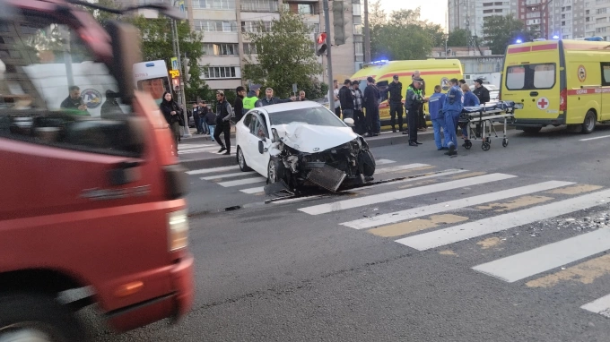 На Софийской улице произошло жесткое ДТП с легоквушкой и автобусом