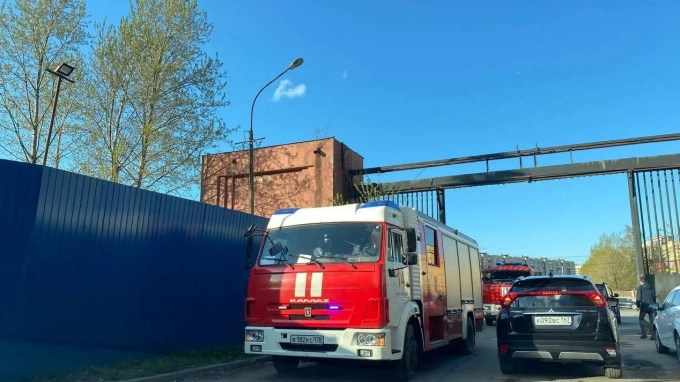 В Пушкине на Красносельском шоссе горел автосервис