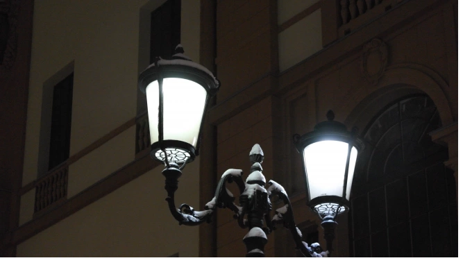 В Колпино  установили 50 светодиодных фонарей в сквере около железной дороги