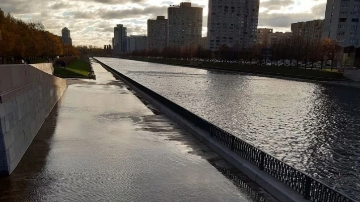 Река Смоленка вышла из берегов в Петербурге 