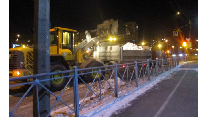 За неделю с улиц Петербурга убрали более 42 тысяч кубометров снега За неделю с улиц Петербурга убрали более 42 тысяч кубометров снега