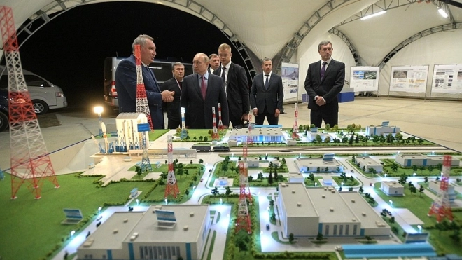 Путин осмотрел командный пункт и стартовый комплекс "Ангара" на космодроме "Восточный"
