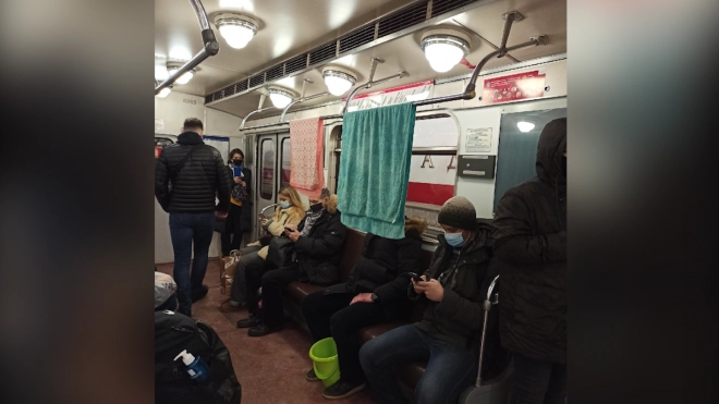 Мужчина развесил полотенца в вагоне метрополитена на "красной" ветке