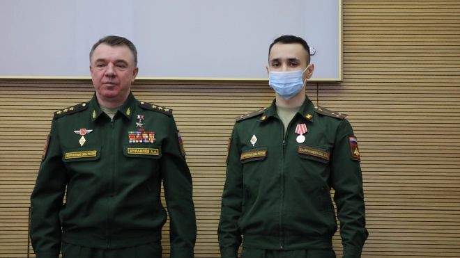 Первому в России военному медику вручили медаль Луки Крымского за борьбу с коронавирусом