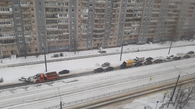 В Приморском районе пятеро мужчин вручную парковали каршеринг, который мешал снегоуборочной технике