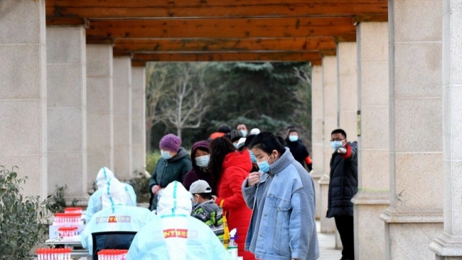 Китайские власти ограничили передвижение по стране из-за новой волны коронавируса