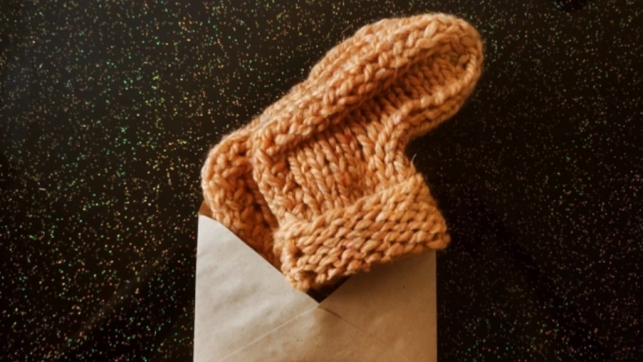 Петербуржец вяжет сотни теплых носков и шапок для нуждающихся 