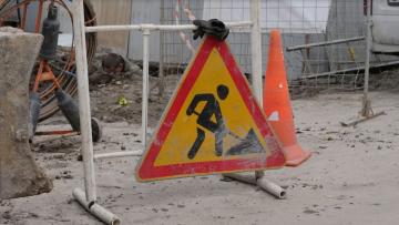 С 15 мая на нескольких улицах Петербурга ограничат движение транспорта 