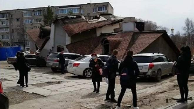 В Приморском крае рухнуло фанерное здание при входе в парк