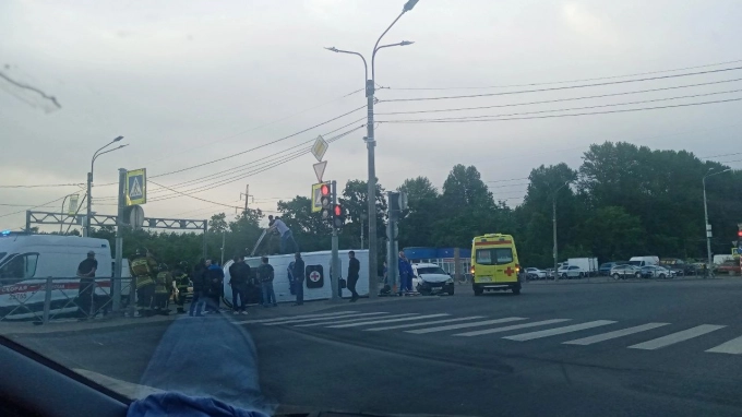 На Софийской улице в результате ДТП опрокинулся автомобиль скорой помощи