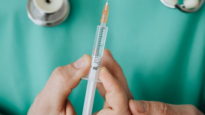 В Ленобласти назвали стоимость прививки от коронавируса для мигрантов