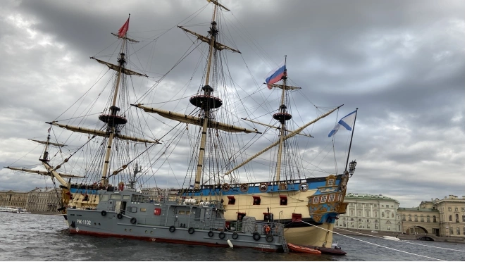 В акваторию Невы зашли военные корабли в преддверии Дня ВМФ
