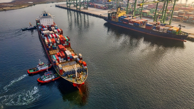 Грузопоток в портах Петербурга сократился на 30-35%