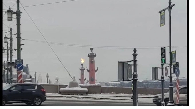 В Петербурге на Ростральных колоннах на Рождество горели огни