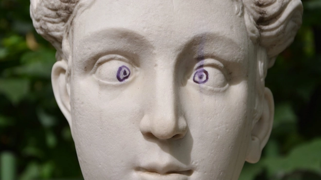 В Петербурге возбудили уголовное дело из-за нарисованных глаз на скульптуре в Летнем саду