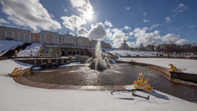 Скульптуры Большого каскада Петергофа освобождают от зимних футляров