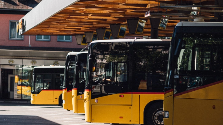 Всего 13 автобусов получат школы Санкт-Петербурга по программе обновления автопарка 