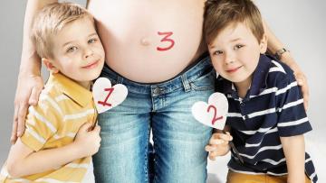 В правительстве приняли поправки о новых выплатах семьям с детьми