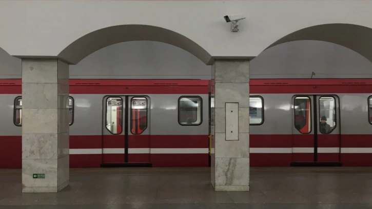 На "красной" ветке метро остановили движение поездов 