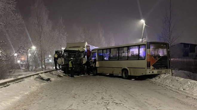 В результате ДТП с участием автобуса в Ленобласти госпитализированы водитель и 12 пассажиров