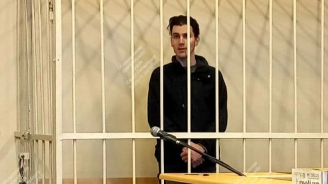 Молодой человек, обливший кислотой возлюбленную на канале Грибоедова, проведет под арестом еще два месяца