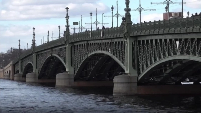 Петербурженка упала в котлован у Троицкого моста во время ночного свидания