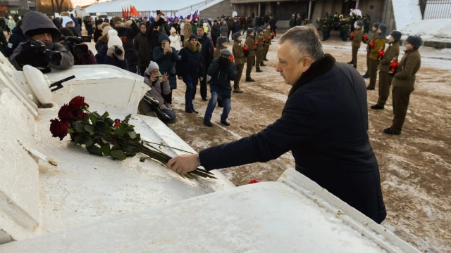 Дрозденко отдал дар памяти героям, совершившим прорыв блокады Ленинграда 