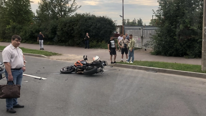 На Полюстровском проспекте в ДТП серьезно пострадал мотоциклист