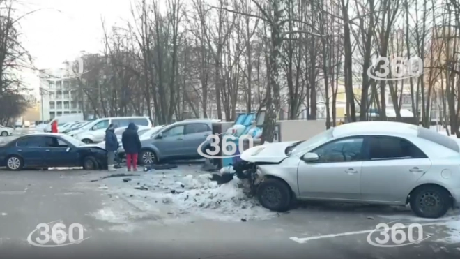 В Москве водитель протаранил три машины на парковке и сбежал