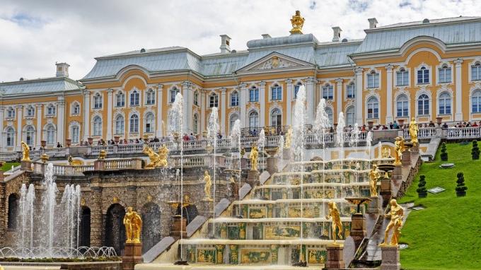 Мошенники продают липовые билеты на праздник фонтанов в Петергофе