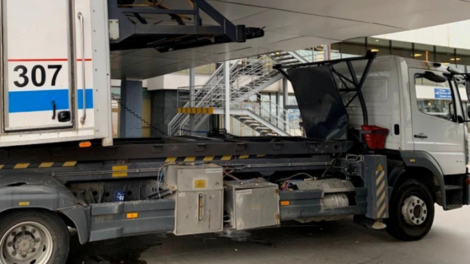 В Петербурге водитель грузовика протаранил пассажирский терминал Пулково