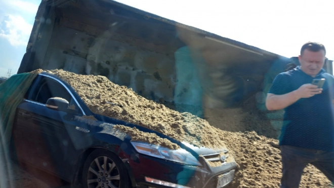 Грузовик с песком перевернулся на съезде с КАД на Волхонское шоссе