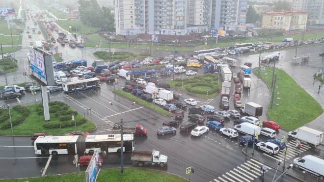 На кольце Софийской улицы и проспекта Славы образовался дорожный "апокалипсис"