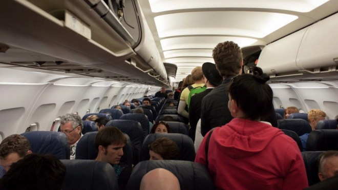 На борту самолета, который летел из Москвы в Петербург, пассажир сломал пальцы другому из-за "нарушения личного пространства"