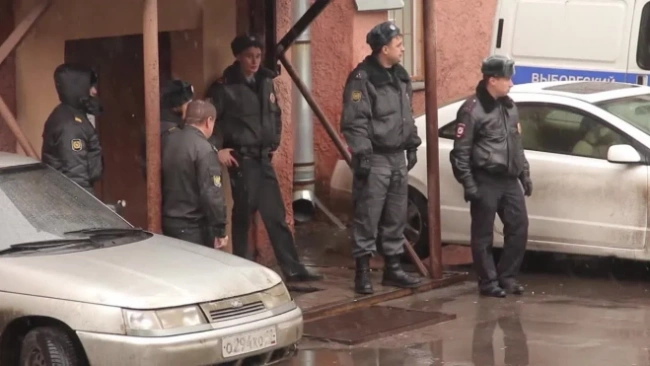 После рейда в Усть-Луге полицейские доставили в участок 82 мигранта