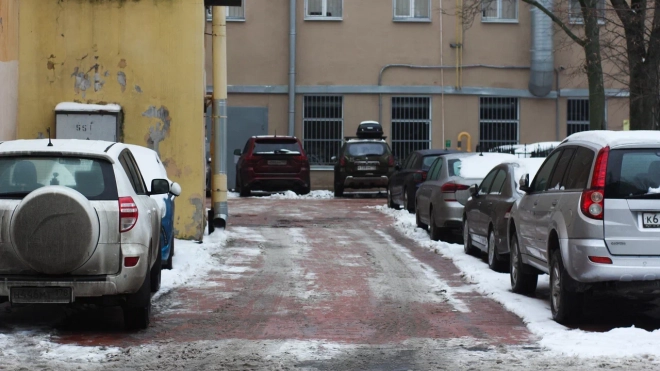 Стало известно, что в зоне платной парковки растет скорость движения машин и снижается их количество в Петербурге