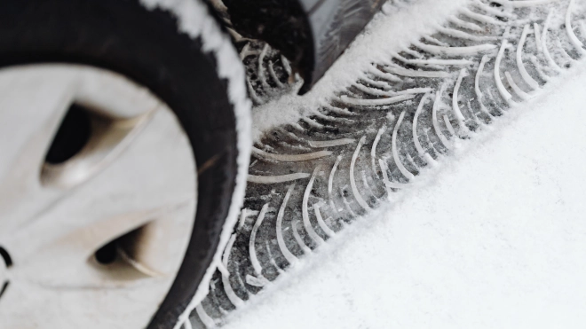 Автоэксперт рассказал петербуржцам, почему выросла цена на зимние шины и пора ли менять резину