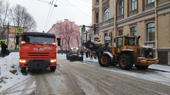 Более 1000 единиц техники и специалистов спасают улицы Петербурга от снегопада 