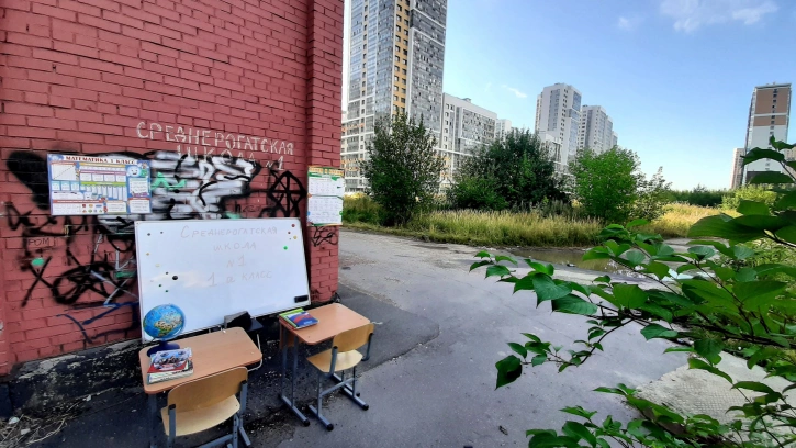 Нехватку школ в Московском районе показали с помощью инсталляции