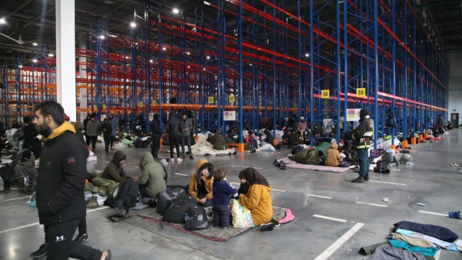 Погранкомитет Беларуси сообщил о перемещении беженцев от границы в устроенный властями лагерь