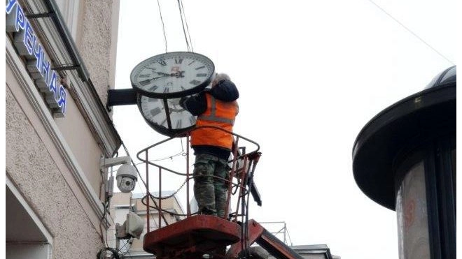 Уличным часам на Невском проспекте вернули точный ход