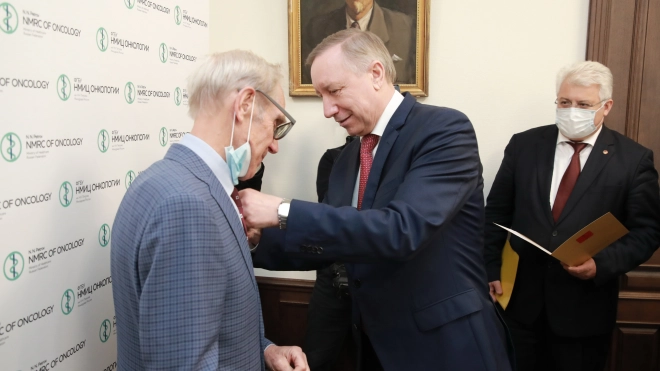 Губернатор поздравил с 80-летием петербургского онколога Владимира Семиглазова