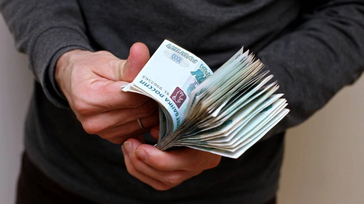 Минимальная зарплата в Петербурге в 2022 году почти на 40% превысит общероссийский показатель 