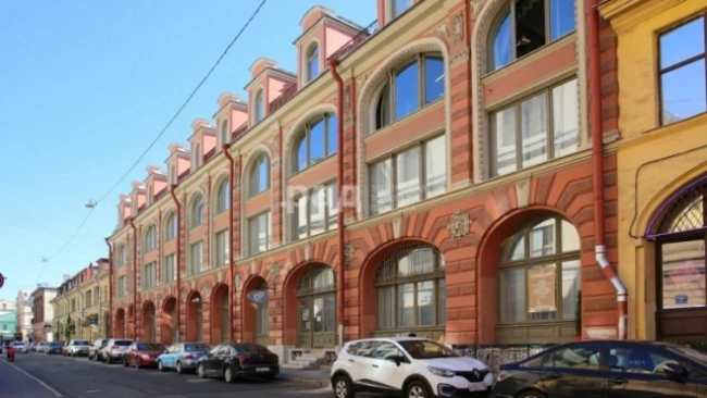 Часть здания банка "Траст" продана за 214,1 млн рублей
