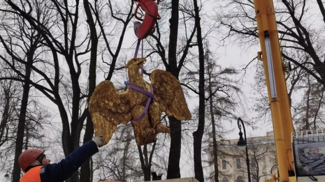 Бронзовый орёл с Румянцевского обелиска отправился на реставрацию