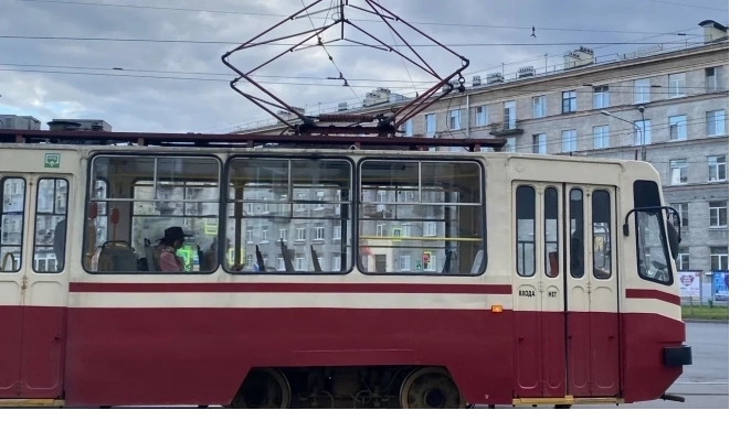 После закрытия путей на проспекте Луначарского собралась пробка из трамваев 