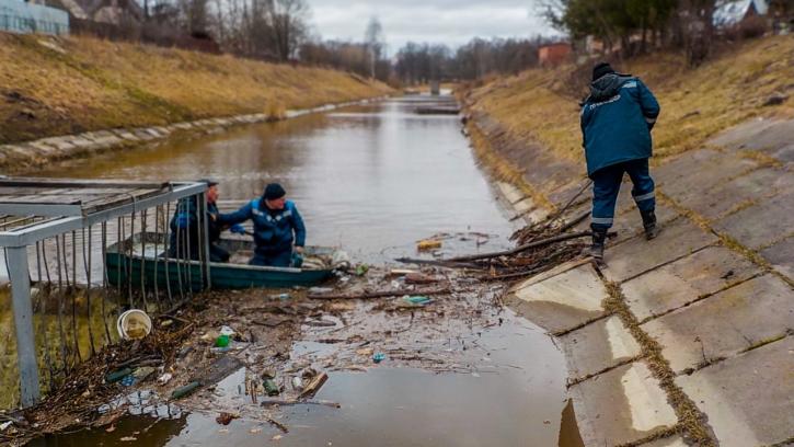 Более 300 рек и каналов Петербурга очистят от наплывного мусора 